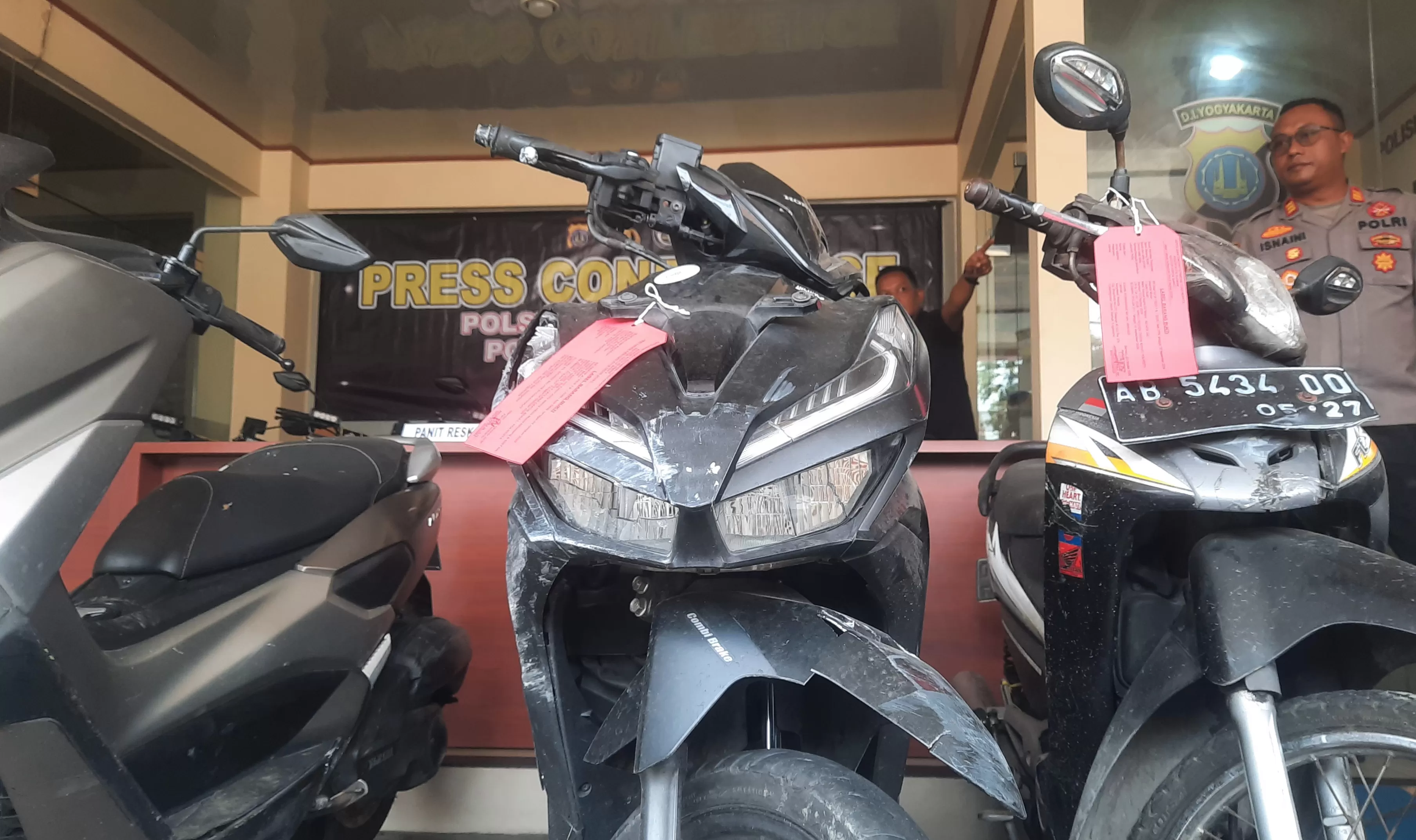 Polisi memperlihatkan barang bukti pencurian motor di wilayah Gejayan, Mrican, Caturtunggal, Depok, Sleman, DIY, Rabu (14/10/2026).  (H. Husain)