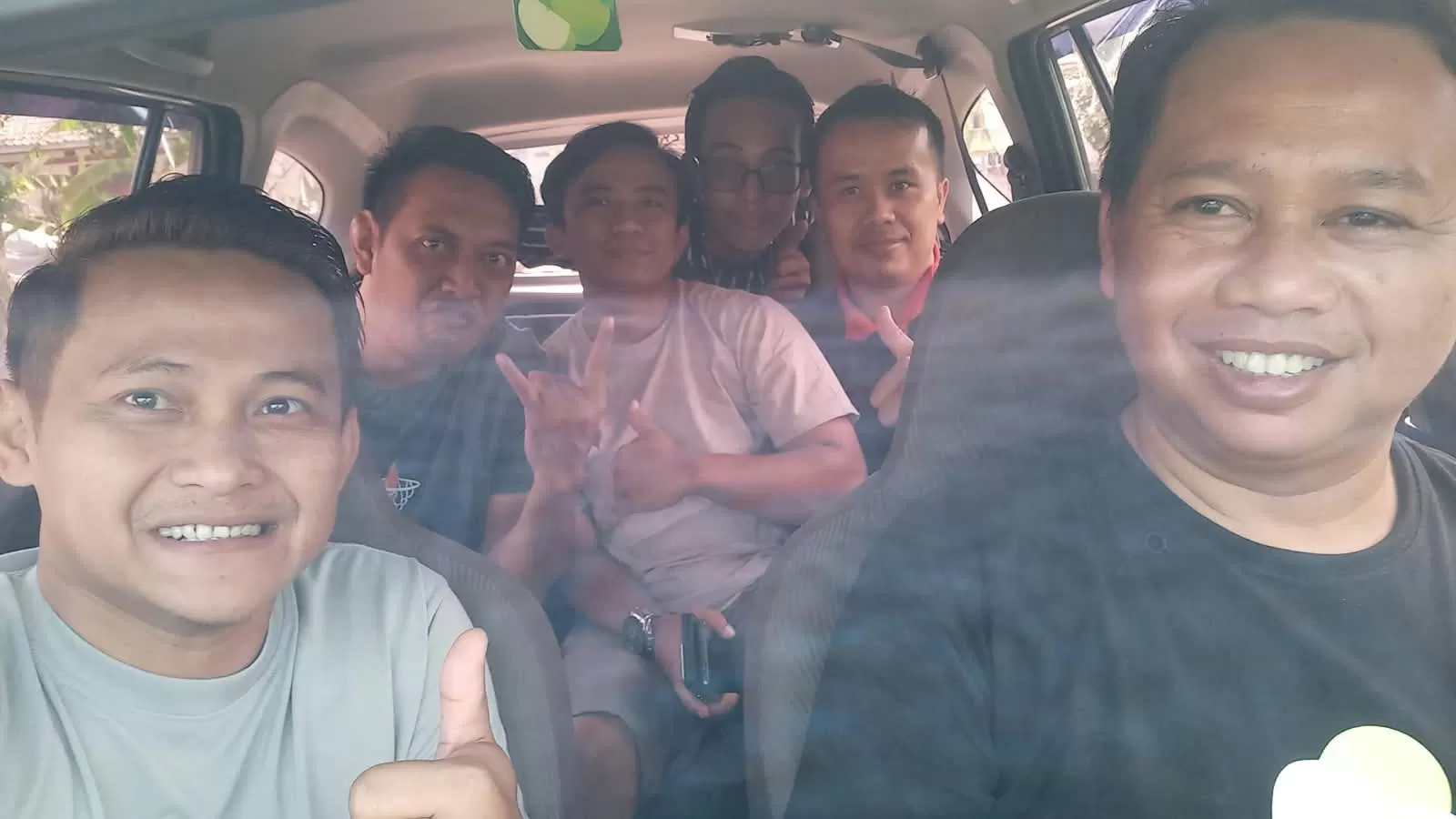Foto terakhir almarhum bersama komunitas STONERS Kamis (8/10/2026) sekira pukul 08.00 WIB saat menyalurkan uang donasi ke anggota STONERS di Paseh (Foto : Komunitas STONERS)