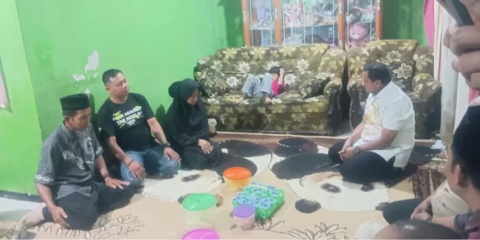 Bupati Sumedang Pak Dony berkunjung ke rumah keluarga korban. (Chyntia Putri Amelia)