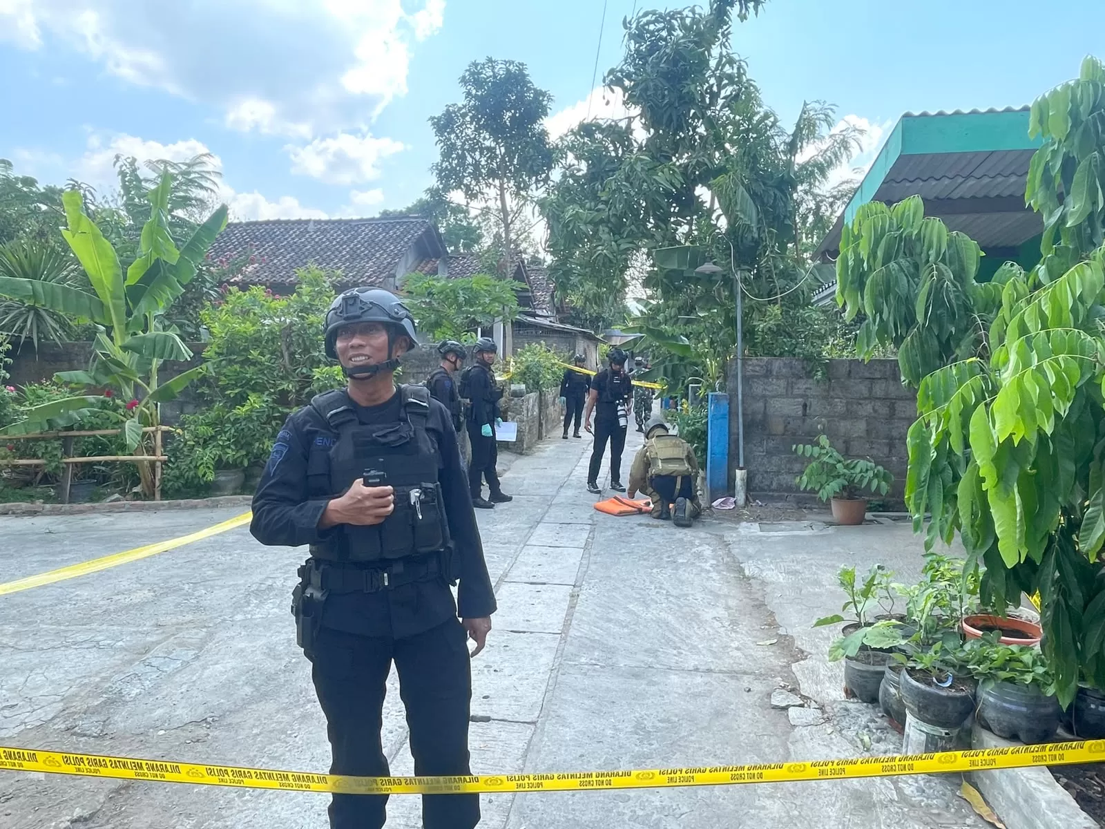 Tim Gegana Brimob Polda DIY melakukan pengamanan di lokasi ditemukannya granait manggis di wilayah, Imogiri, Bantul, DIY, Jumat (16/10/2026). 