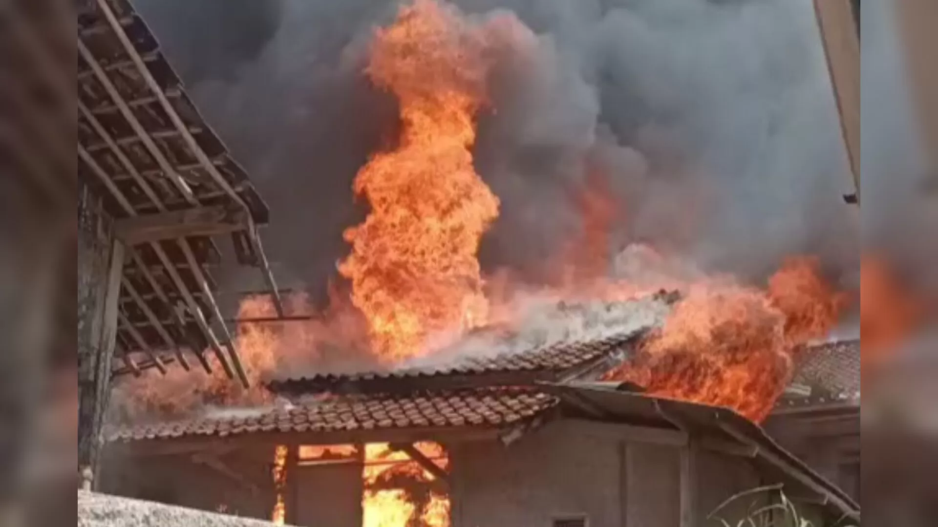 Kebakaran Rumah Kayu di Pamulihan Sumedang  (Upi SR)