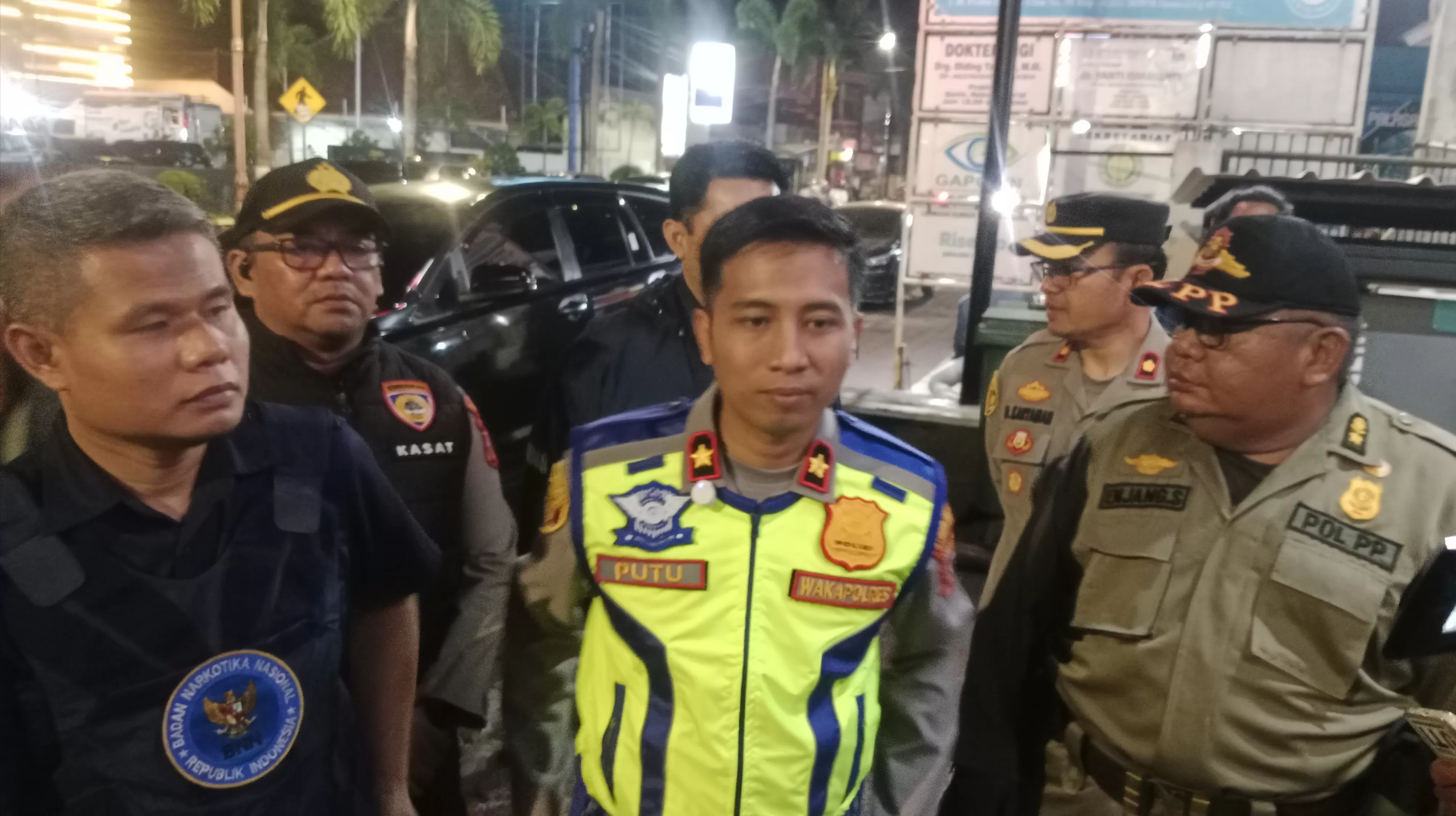 Wakapolres Sumedang Kompol I Putu Ika Prabawa saat diwawancarai awak media di depan lokasi salahsatu karoke di Sumedang (Foto : ridwanm) 