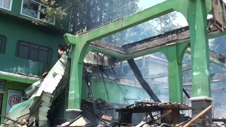 Potret Aula Pondok Pesantren AN-NUR, yang habis dilahap si jago merah, Minggu Siang. (Foto-G'Jodt) 