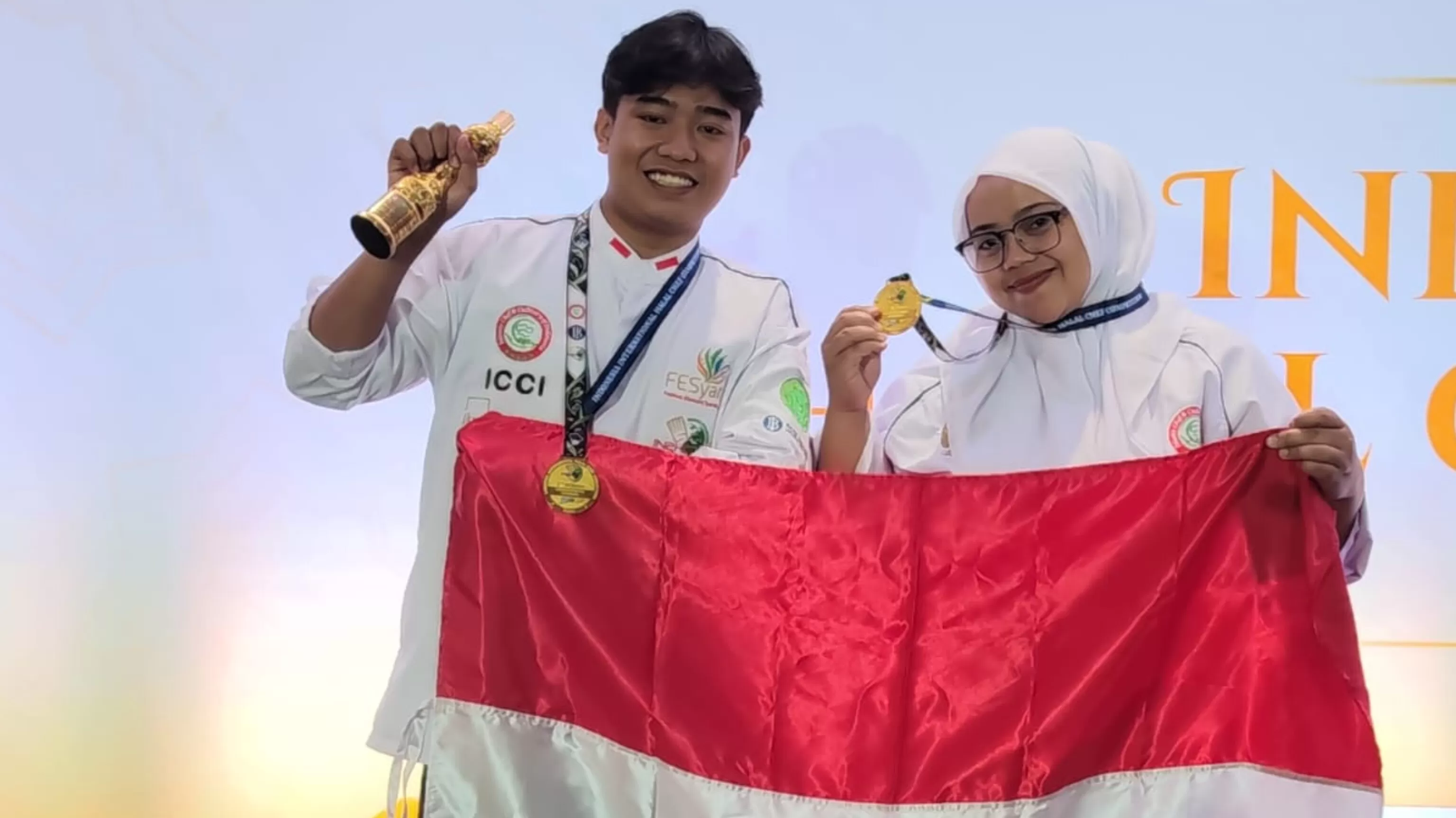 Guru SMK YPPS Sumedang, Ika Sumarni (kanan) saat menjadi juara pada ajang Indonesia International Halal Chef Competition (IN2HCC). (Foto : Istimewa) (Tim Redaksi )