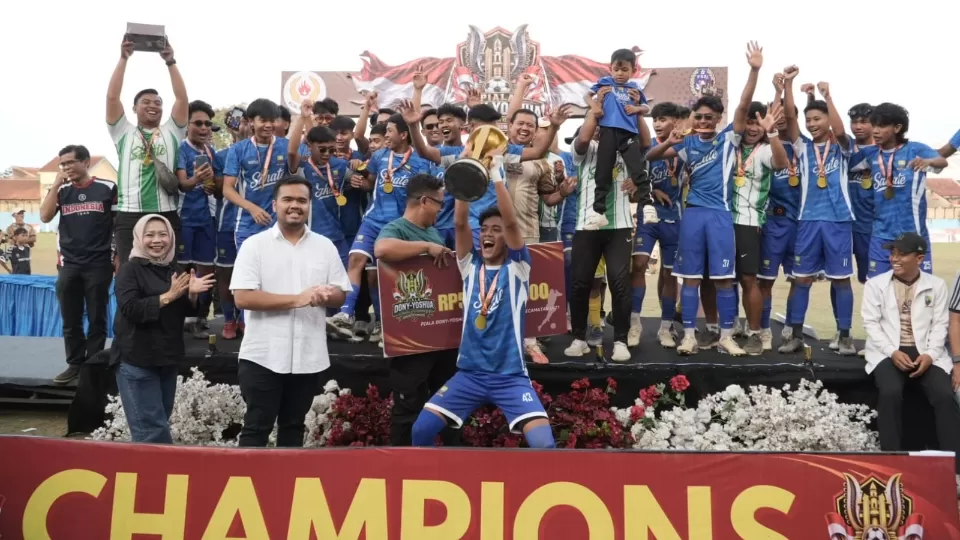Potret kebahagiaan pada momen perolehan piala sepak bola liga Dony Josua, Minggu  18 Oktober 2026.(foto-ist) 
