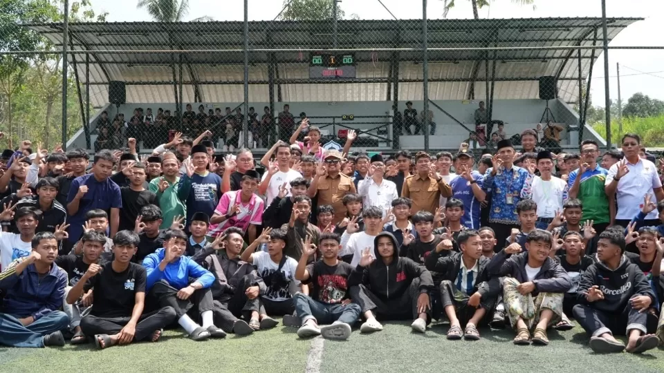 FOTO BERSAMA: Bupati Sumedang Dony Ahmad Munir, saat acara pembukaan turnamen mininsocer. Senin 19 Oktober 2026.(Foto-Ist) 