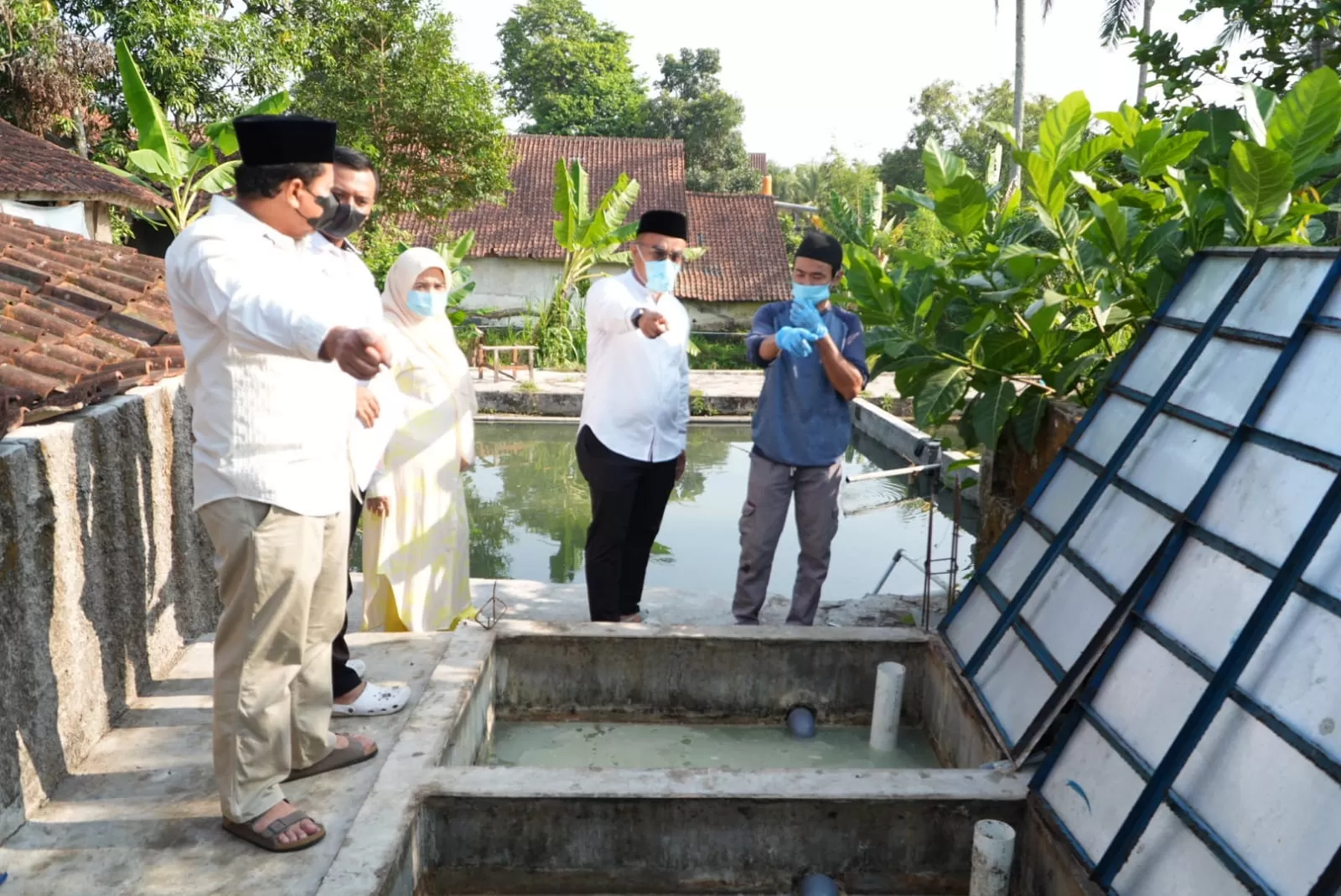 Bupati Sumedang Dony Ahmad Munir saat sidak SPPG Tanjungmekar. (Foto : Istimewa)