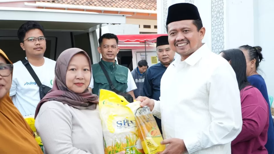 Bupati Sumedang, Dony Ahmad Munir memegang minyak, disela kegiatan acara gebyar layanan pemerintah daerah, Selasa pagi. 