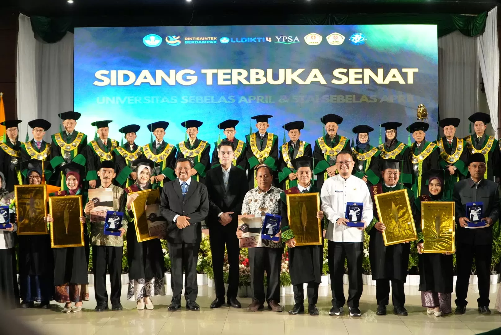 Foto bersama Bupati dan Wakil Bupati Sumedang dengan wisudawan UNSAP. (Foto : Istimewa)