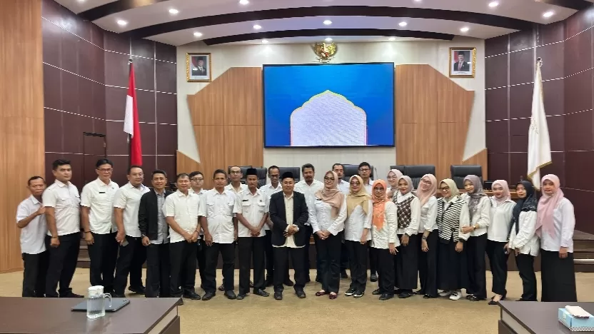 Foto bersama, usai rapat 