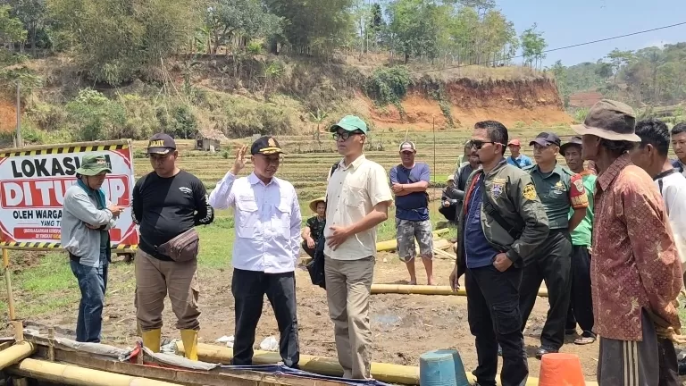 Potret warga bersama pemerintah kecamatan Pamulihan, saat gelar pembuktian pengolahan air yang dinilai merugikan, Rabu (21/10/2026). (Foto-G'jodt) 