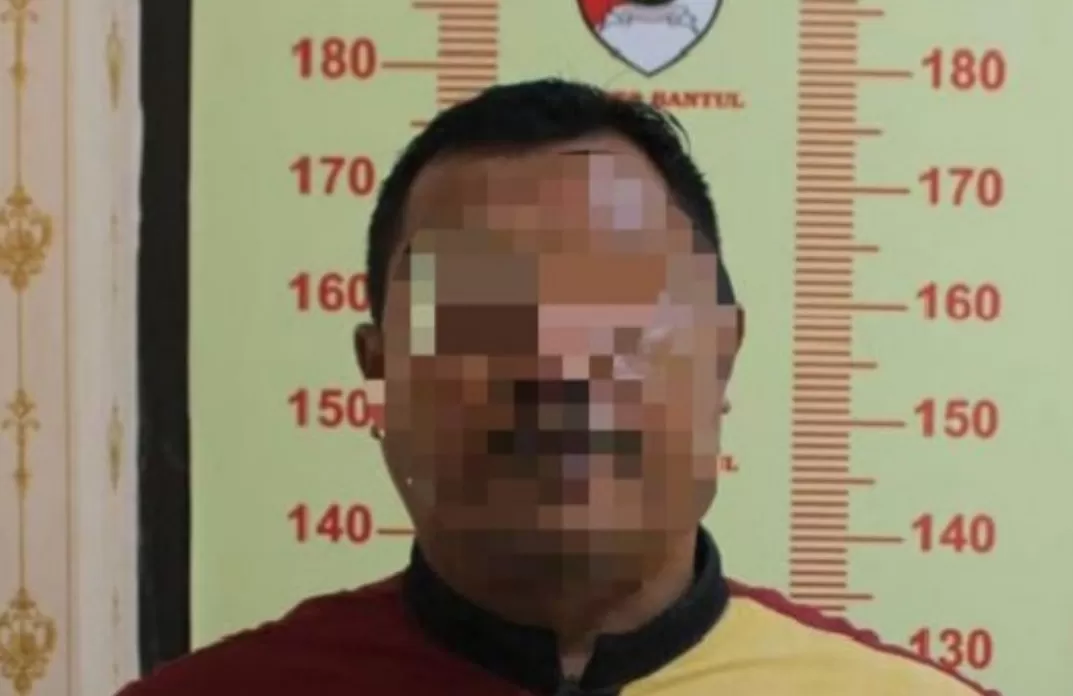 W, tersangka dugaan korupsi dana bantuan pemerintah di salah satu SMK di Bantul.    (H. Husain)