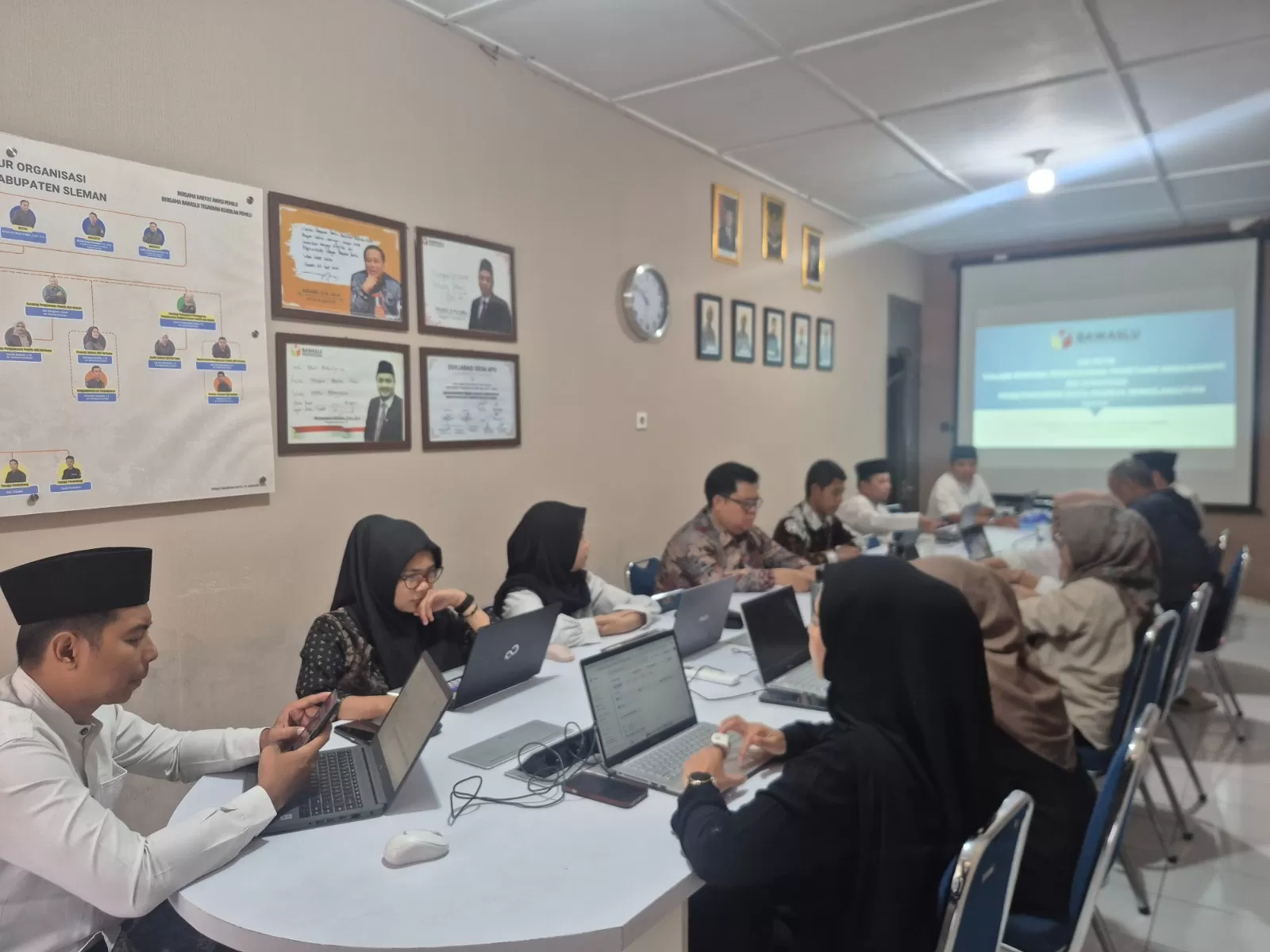 Rapat persiapan Uji Petik Daftar Pemilih Berkelanjutan oleh Badan Pengawas Pemilihan Umum (Bawaslu) Sleman, Kamis (22/10/2026). (H. Husain)