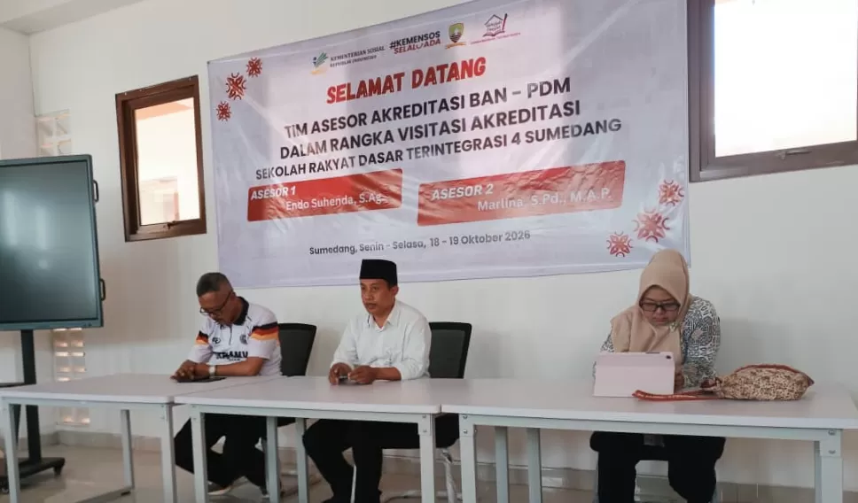 Kepala Bidang Pemberdayaan Perempuan dan Perlindungan Anak (PPPA) pada DPPKBP3A Sumedang, Ekki Riswandiyah (kanan) saat Penjangkauan Sekolah Rakyat Pasca Isu Dugaan Penganiayaan Siswa (Foto : Istimewa