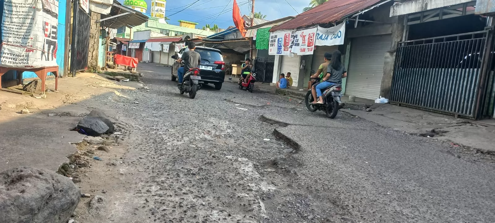 RUSAK: Kondisi Jalan di Pasar Bahu Kota Manado