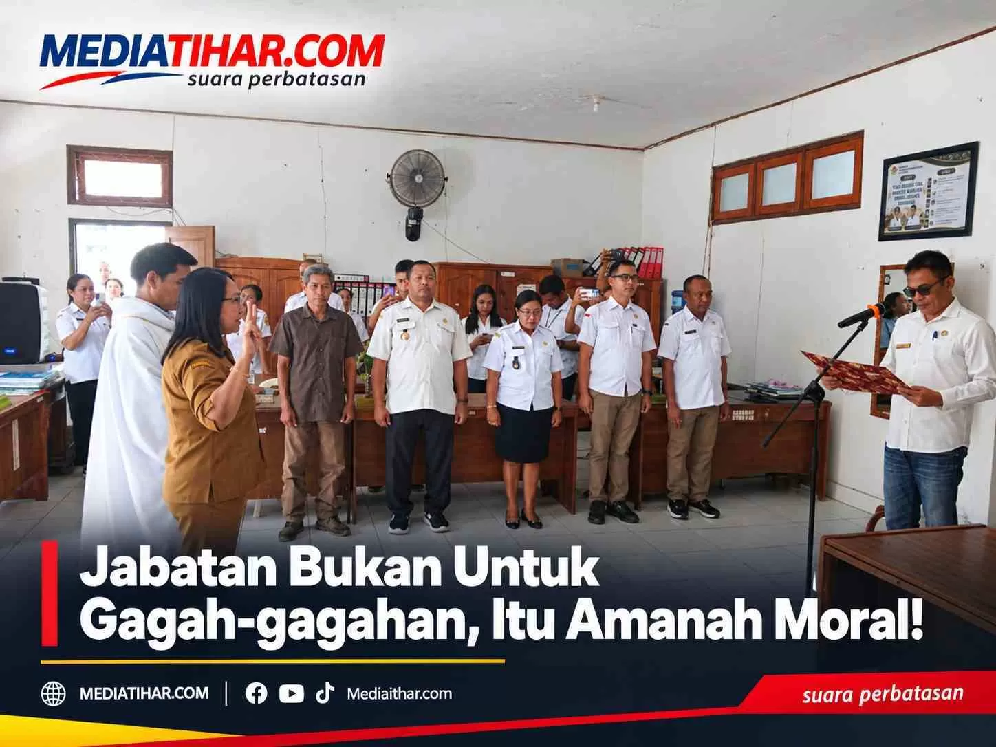 Ket: Kepala Dinas Sosial dan PMD Kabupaten Belu, Romualdus Jossetiyawan Manek, melantik Desliana Taopan sebagai Penjabat (Pj) Kepala Desa Persiapan Raidikur di Kantor Dinsos PMD Kabupaten Belu. (Foto:MT)