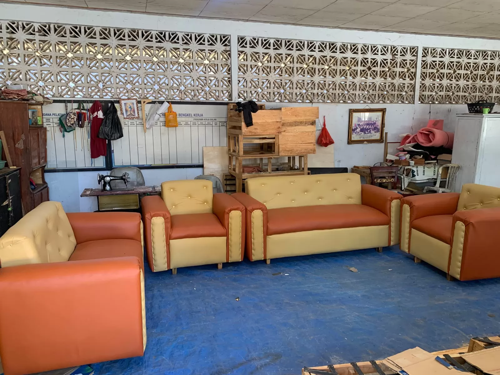 Ket : Satu set sofa hasil perbaikan warga binaan Lapas Kelas IIB Atambua siap diserahkan kepada pemesan di Atapupu, Kabupaten Belu (foto:MT)