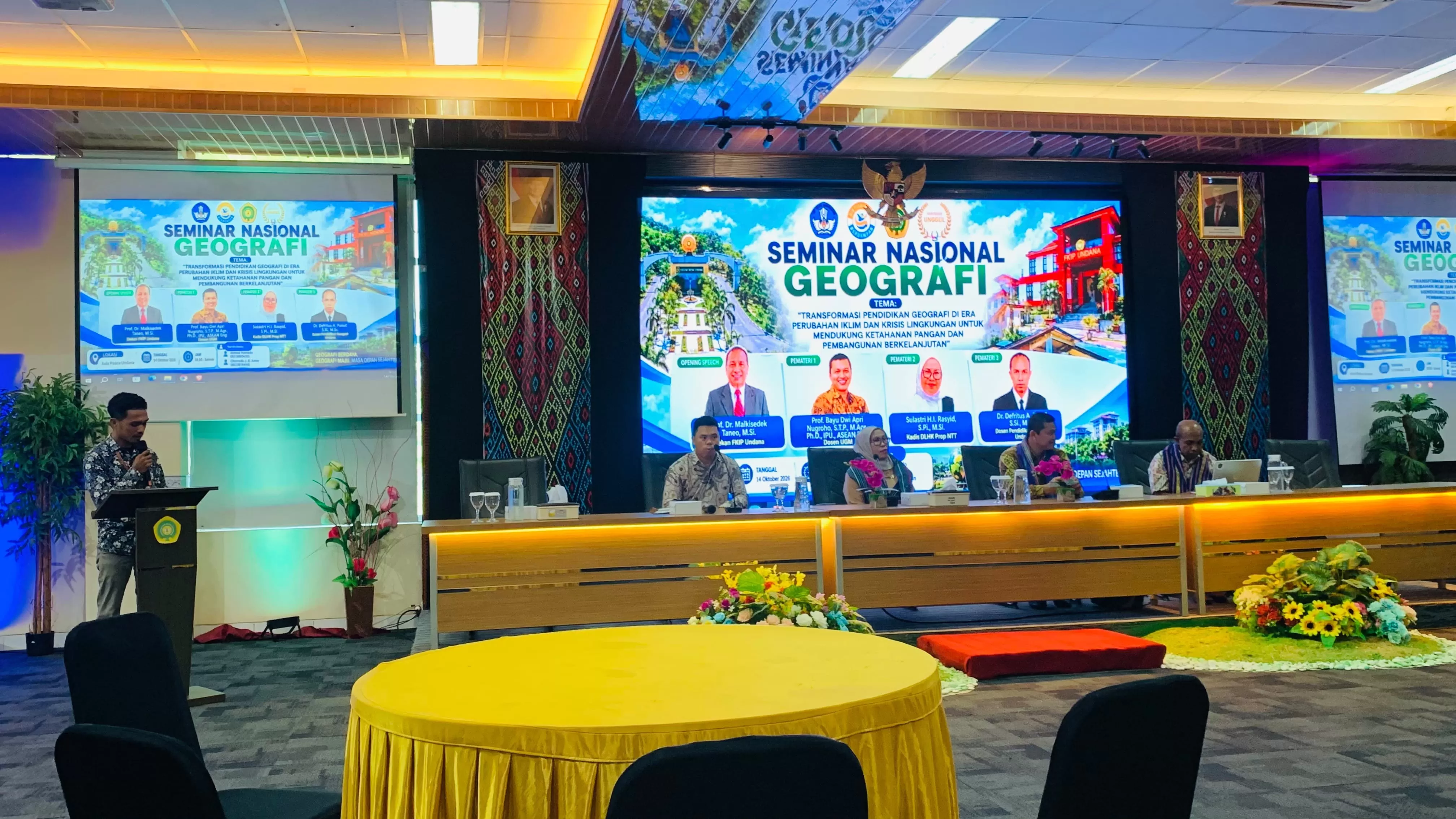 Ket: Dekan FKIP Universitas Nusa Cendana (UNDANA), Prof. Dr. Malkisedek Taneo, M.Si. (tengah), memberikan sambutan saat membuka Seminar Nasional Pendidikan Geografi 2026 (Foto:MT)