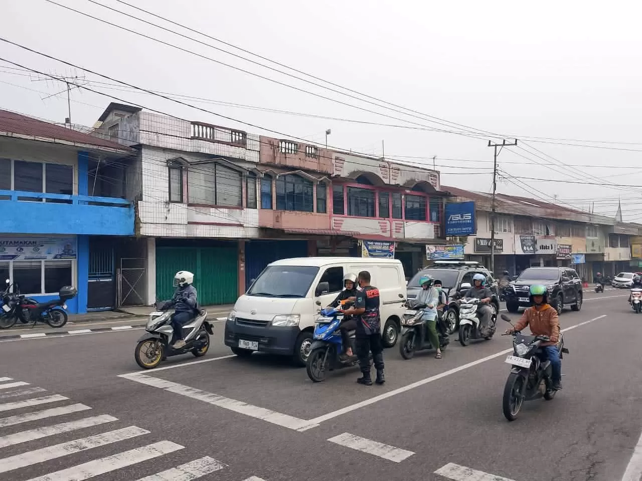 BPBD Padang Panjang membagikan masker kepada masyarakat di tengah kondisi kabut asap karhutla. (Foto: Kominfo Padang Panjang)