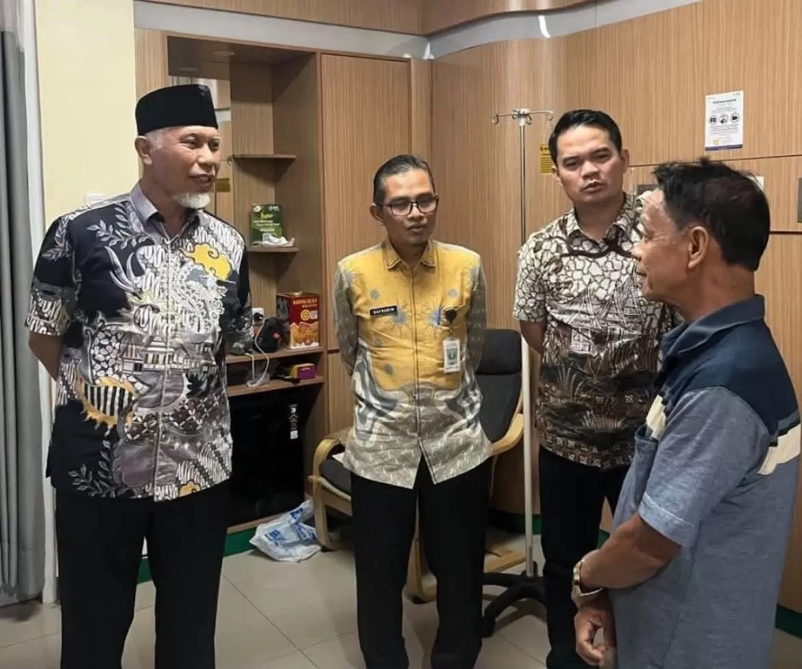 Ketua MUI Sumbar Zulkarnaini saat dijenguk Gubernur Sumbar di rumah sakit usai insiden kebakaran KMP Batumandi. (Foto: Humas Pemprov Sumbar)