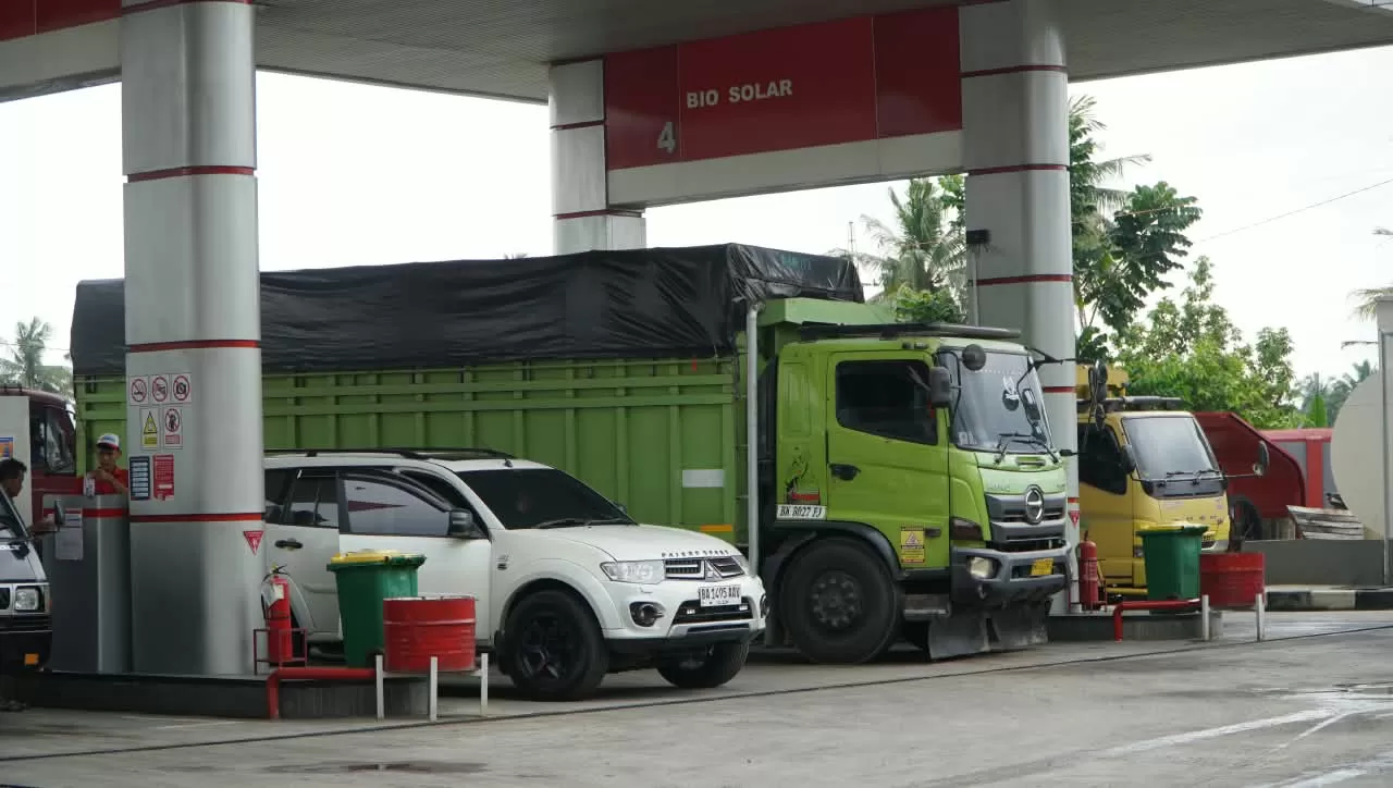 Kendaraan mengisi solar di SPBU kawasan Koto Lalang, Kota Padang. (Foto: Kominfo Padang)