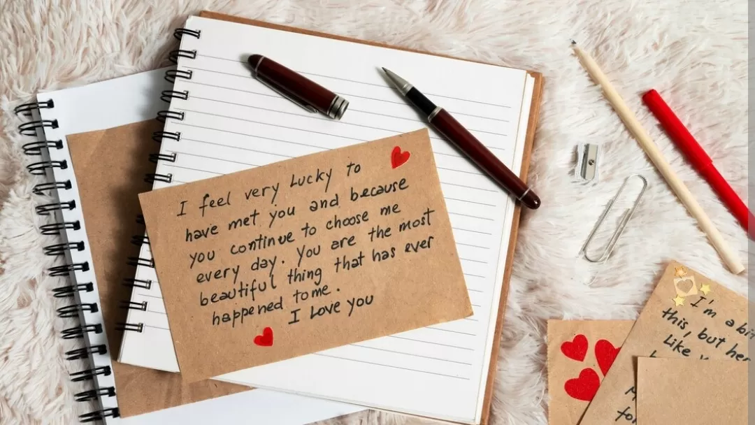 Ilustrasi Puisi cinta: mengertilah aku, cintaku! (https://www.freepik.com/free-photo/love-letter-note-with-collection-romantic-stationery_57314038.htm)