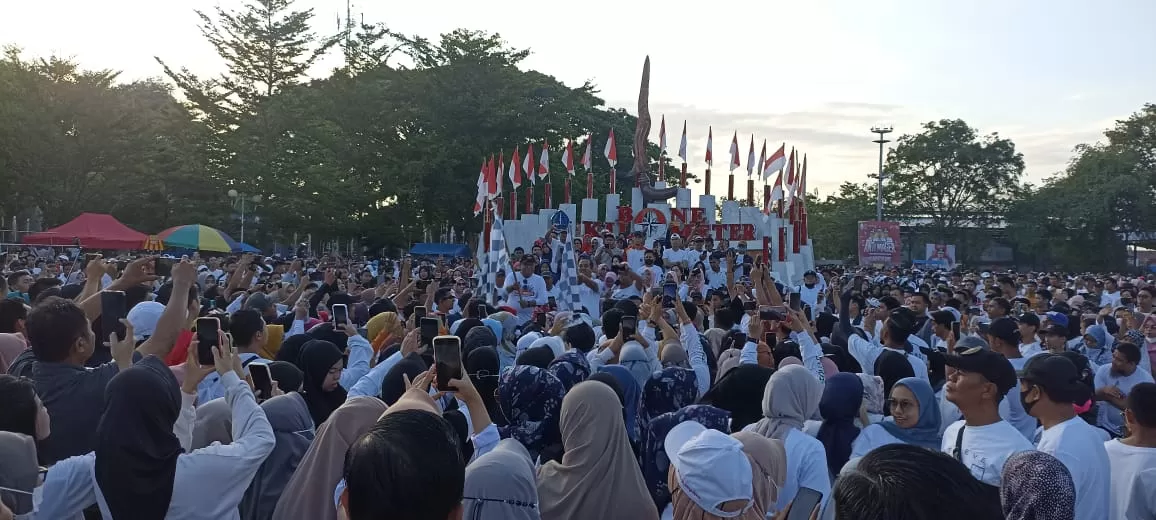 Gubernur Sulsel Andi Sudirman Sulaiman ST saat melepas para peserta anti mager di Jl Petta Ponggawae Kota Watampone