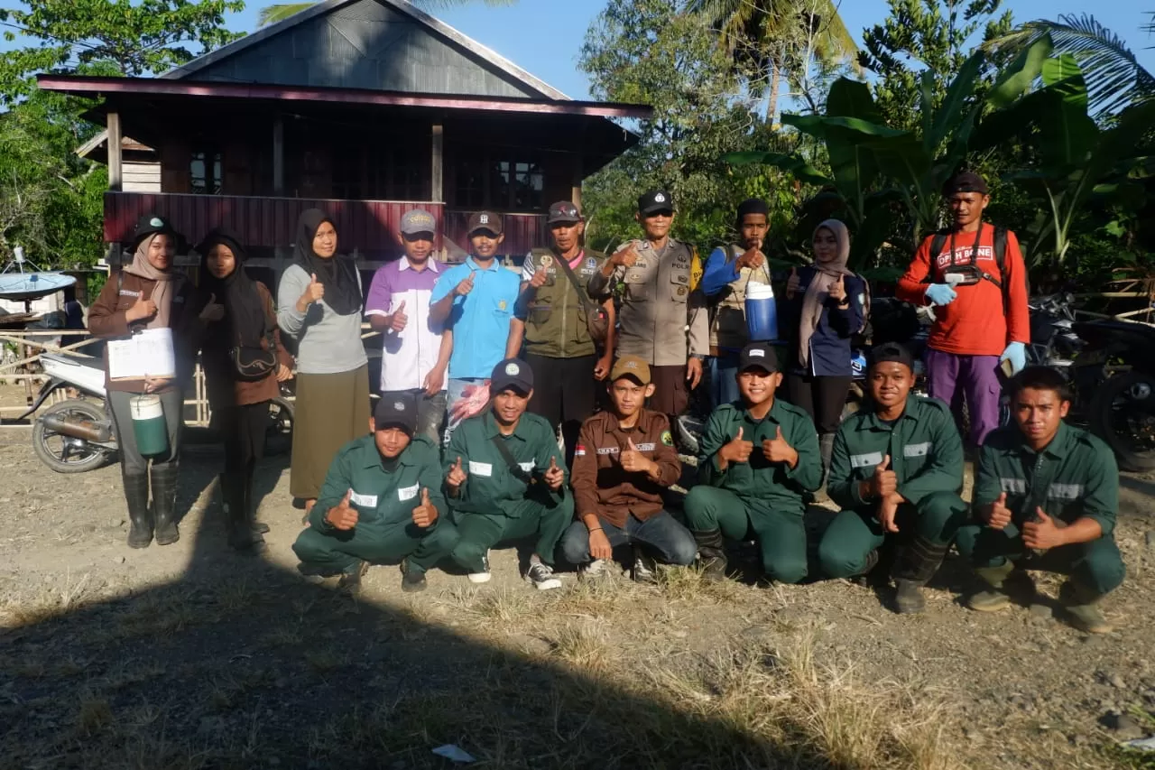 Sejumlah mahasiswa Polbangtan Gowa berpose bersama seusai melaksanakan kegiatan vaksinasi Penyakit Mulut dan Kuku (PMK) di Desa Mappesangka, Kecamatan Ponre