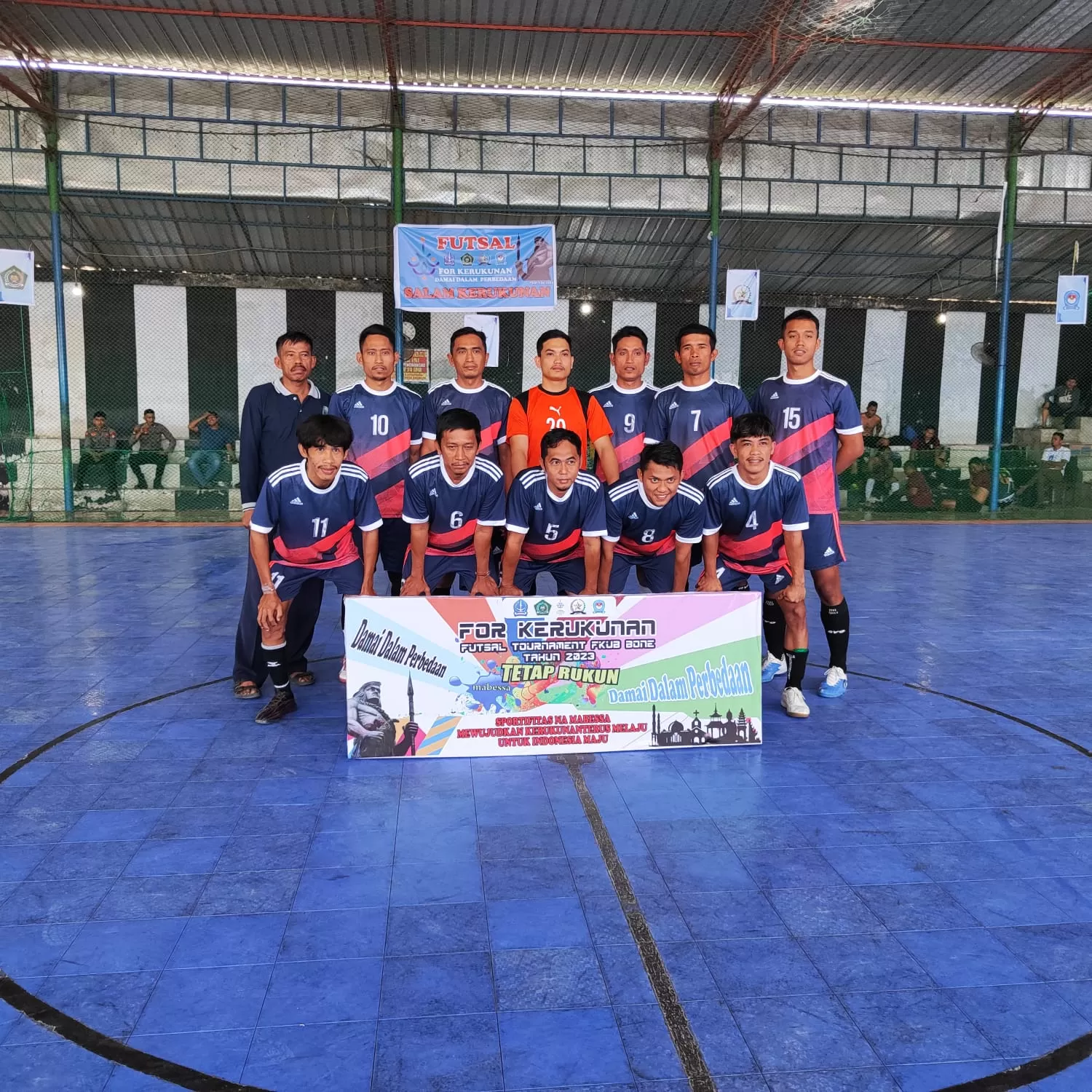 Tim futsal yang dipimpin oleh H. Muhammad Saleh SPdI MPd, Kepala KUA Ulaweng berfoto dalam ajang Forum Kerukunan Futsal Tournament FKUB Bone