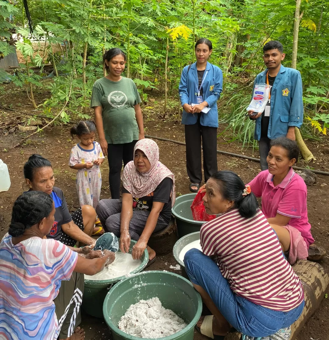 Kembangkan Usaha Minyak Kelapa, Ibu-ibu Dilatih Pengemasan Dan ...