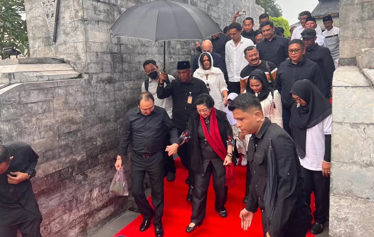 Dari Bali, Megawati Ziarah ke Makam Sang Ayah di Blitar - Kupang News