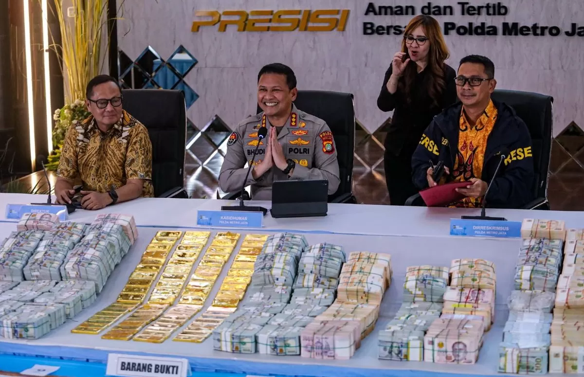 Hotman Paris Dampingi Eks Jampidsus Febrie Diperiksa Tersangka, Polisi Pastikan Emas 74 Kg Asli