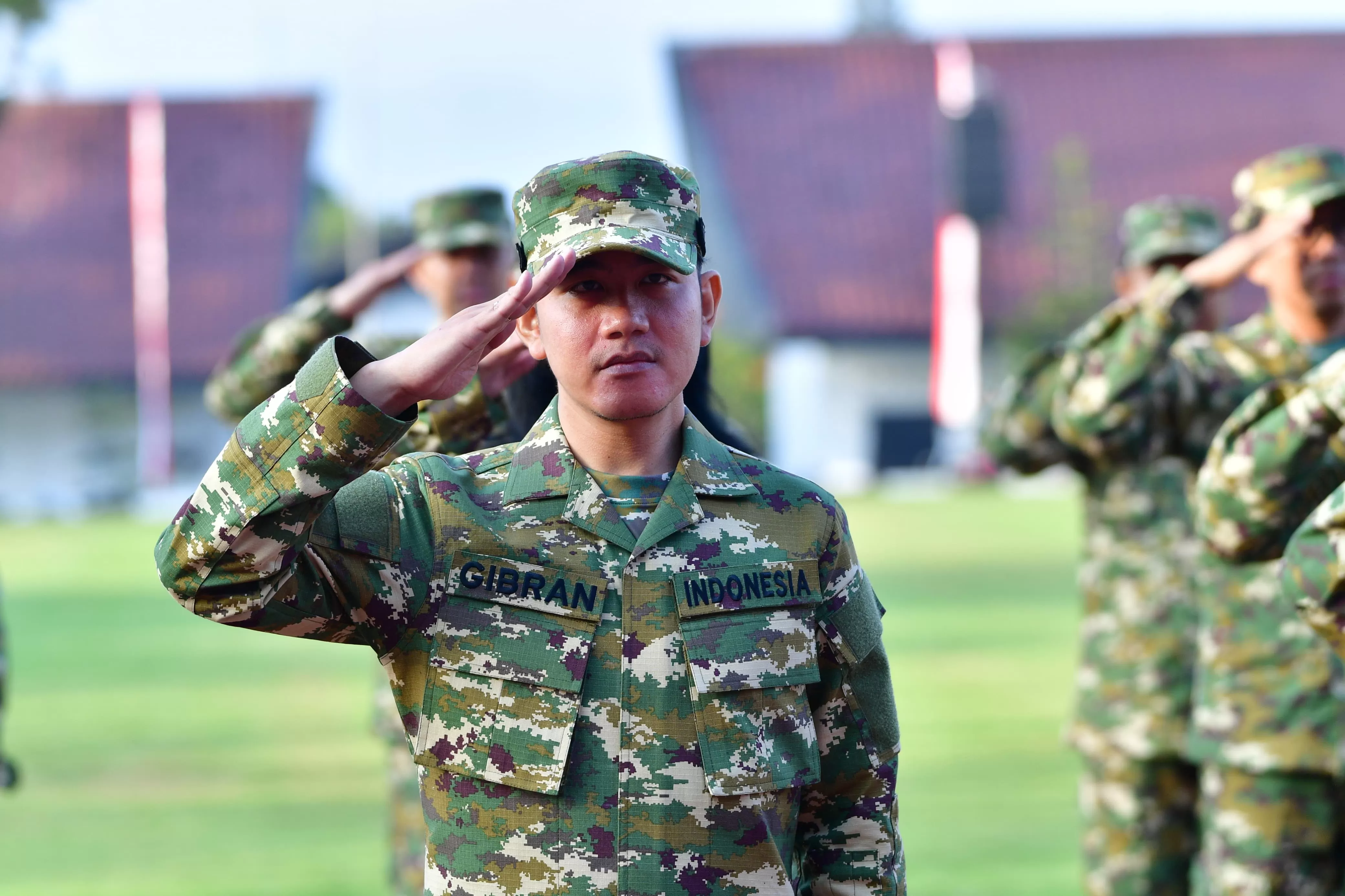 Gunakan Baju Tentara Saat Akmil, Gibran Terlihat Gagah Seperti Oppa Korea  Lagi Wamil - Indozone Life