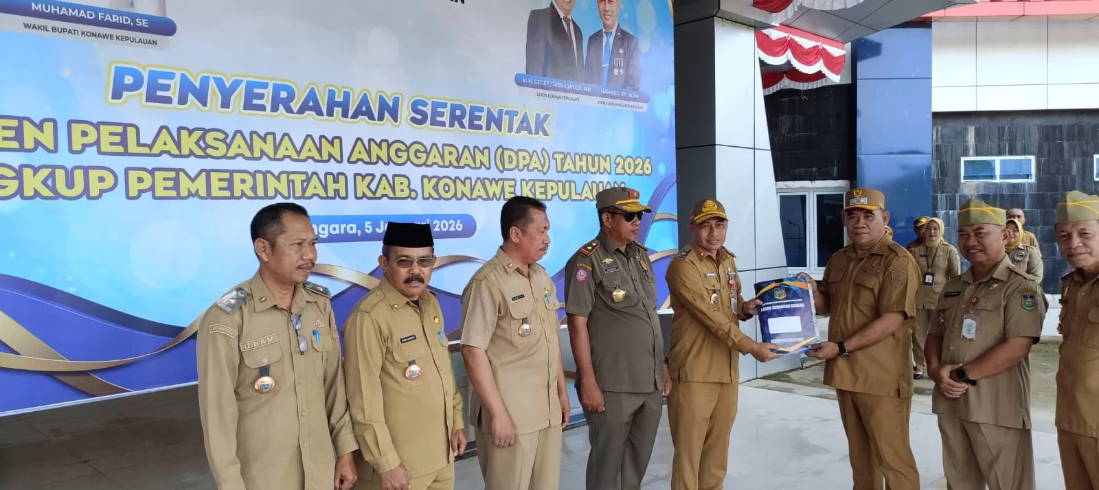 Wakil Bupati Konkep, Muhamad Farid saat sedang menyerahkan DPA kepada Kepala Badan Keuangan Daerah (BKD), Mahmud SP.,M.PW di pelataran Kantor Bupati Konkep, Senin (6/1/2026).