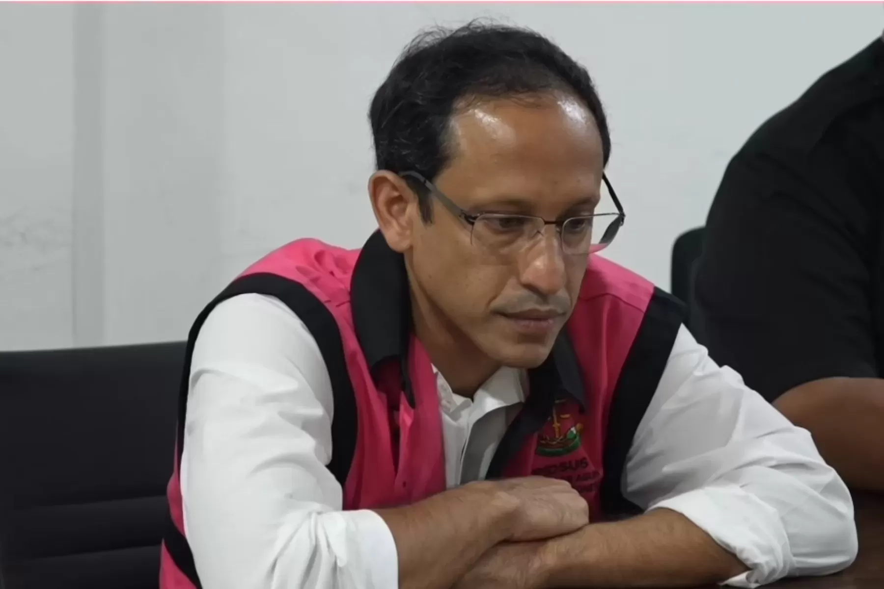 Ekspresi Eks Mendikbudristek Nadiem Makarim saat menjalani pelimpahan tahap dua, yakni penyerahan tersangka dan barang bukti kepada Jaksa Penuntut Umum (JPU). (Istimewa)