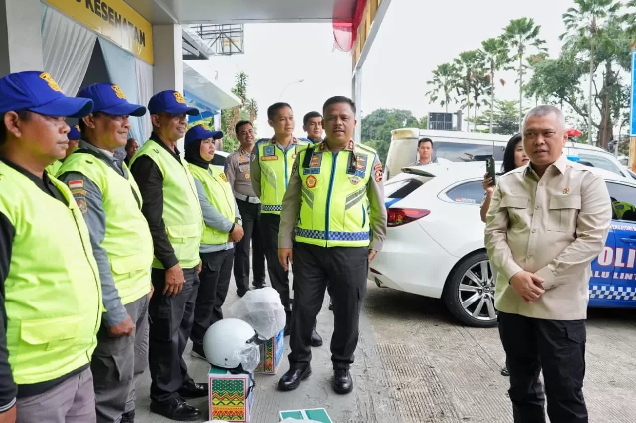 Kakorlantas Polri Irjen Pol Agus Suryonugroho bersama Menhub Dudy Purwagandhi di Gadog, Bogor. (Istimewa)