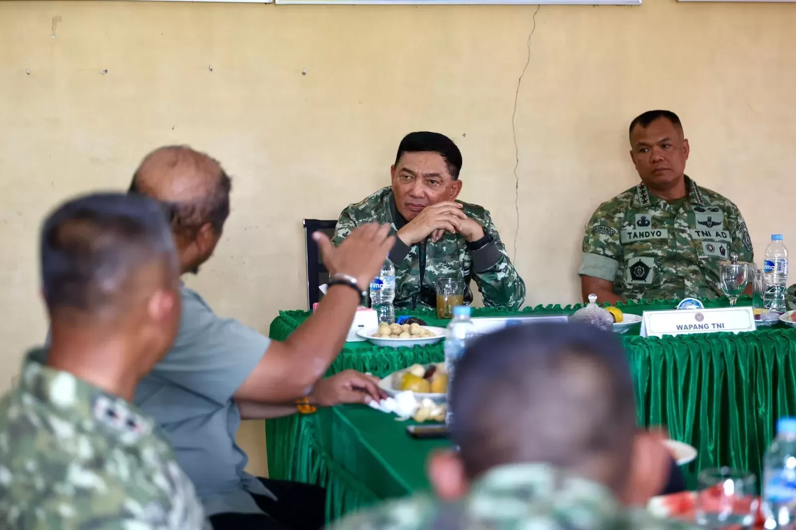 Menhan Sjafrie Sjamsoeddin meninjau Sungai Tamiang sebagai bagian dari persiapan pelaksanaan tugas Satgas Kuala. (Kemhan)