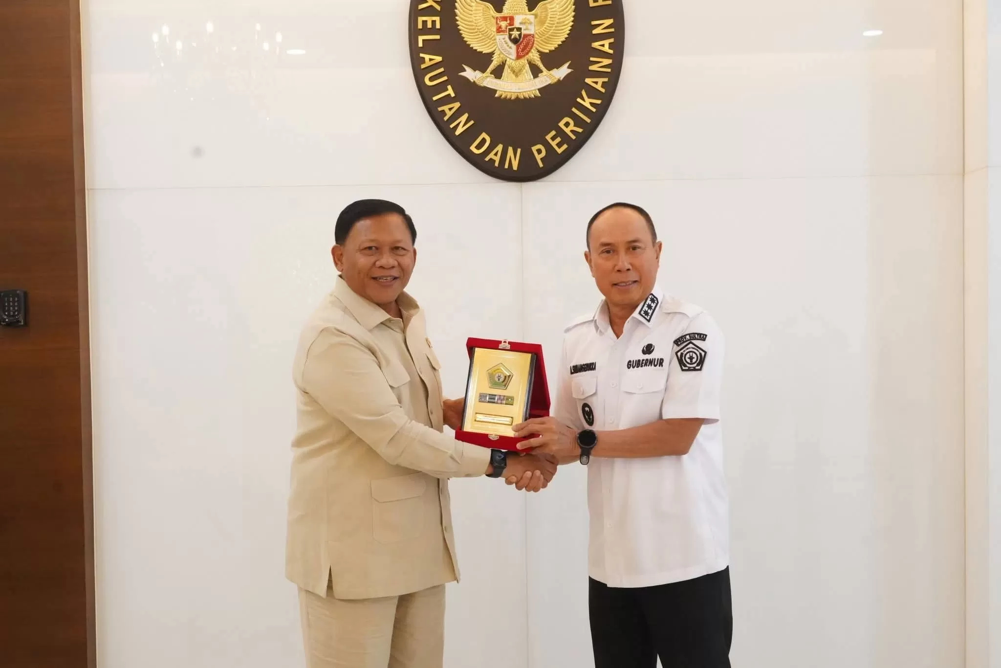 Gubernur Andi Sumangerukka saat memberikan cinderamata kepada Wakil Menteri KKP, Laksamana Madya TNI (Purn) Dr. Didit Herdiawan, M.P.A., M.B.A usai audiens. 