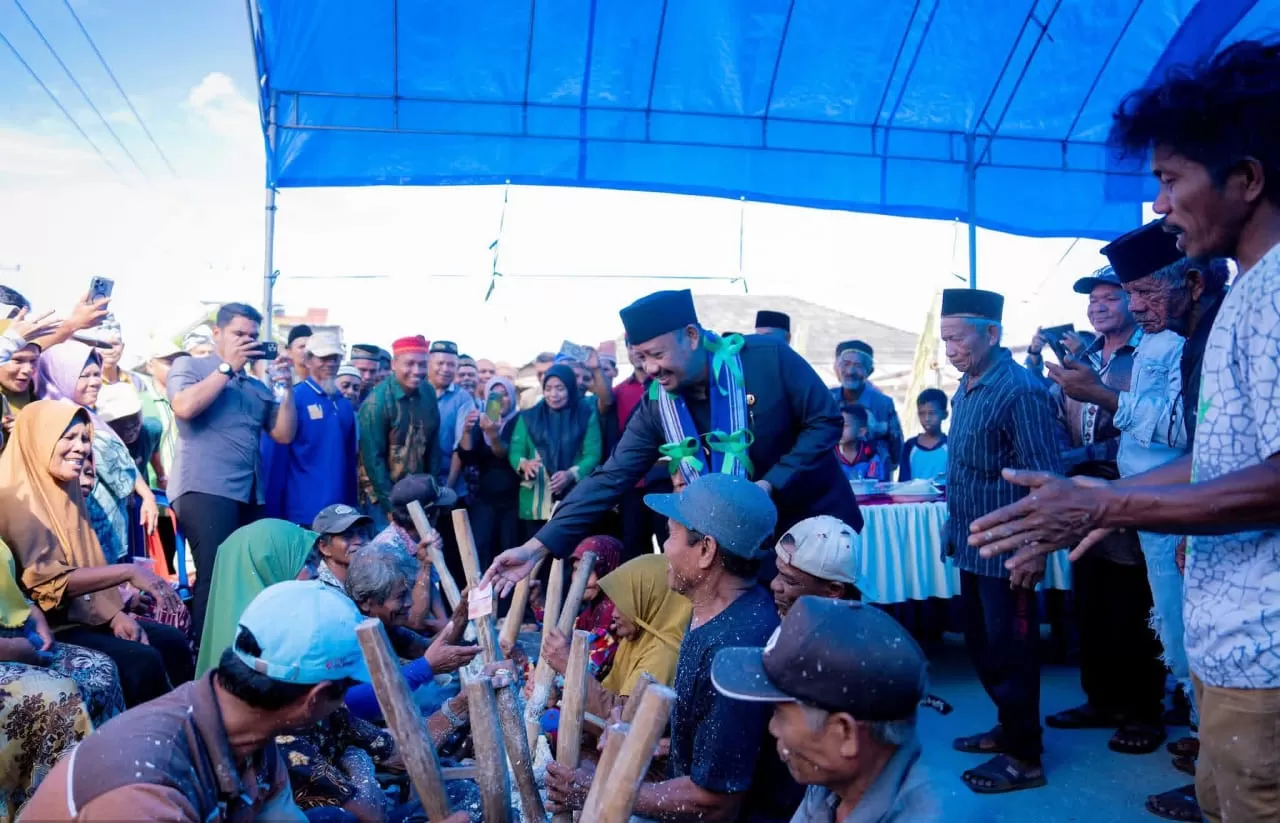 Bupati Buteng, Dr Azhari saat menghadiri pesta panen dan tradisi pokalapa di Desa lolibu, kecamatan lakudo, Kamis (15/1). 
