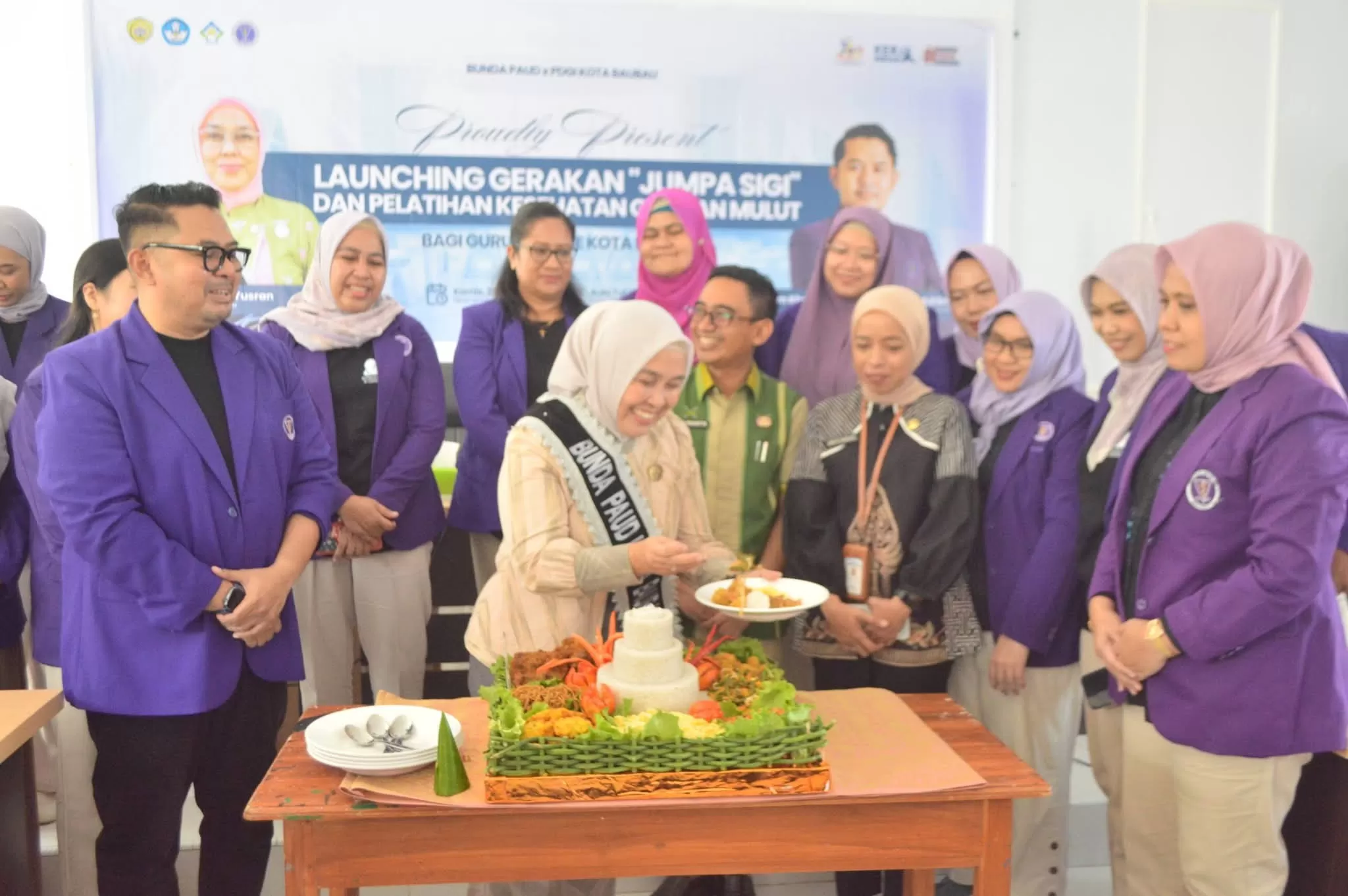 Bunda PAUD Kota Baubau, Hj. Aryati Yusran yang secara resmi juga meluncurkan gerakan "Jumpa Sigi" (Jumat PAUD Sikat Gigi) 