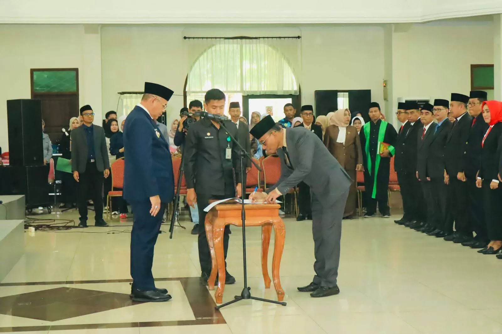 Walikota Baubau H Yusran Fahim saat melantik puluhan eselon II lingkup Pemkot Baubau