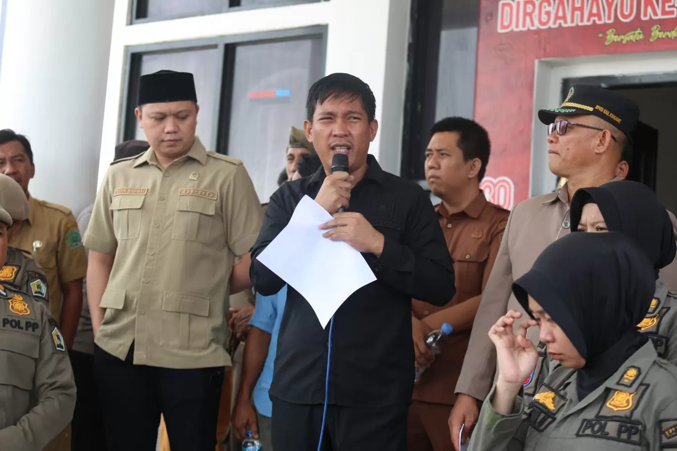 Ketua Komisi II DPRD Konawe Eko Saputra Jaya SH saat menerima aksi dari Gerakan Aliansi Masyarakat Routa.