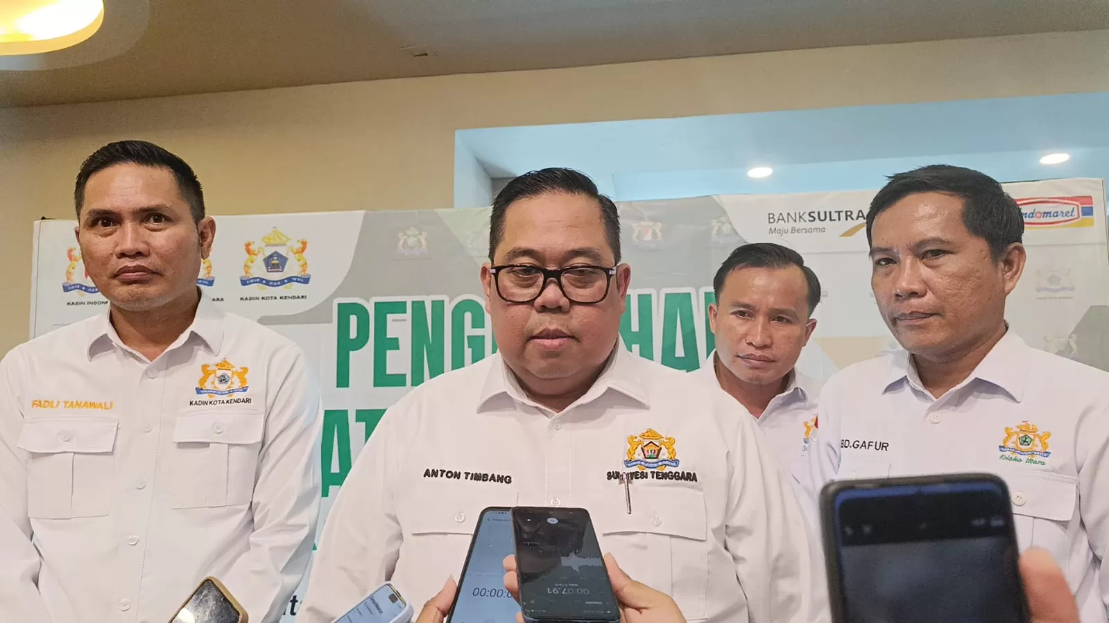  (Anton Timbang (tengah) )