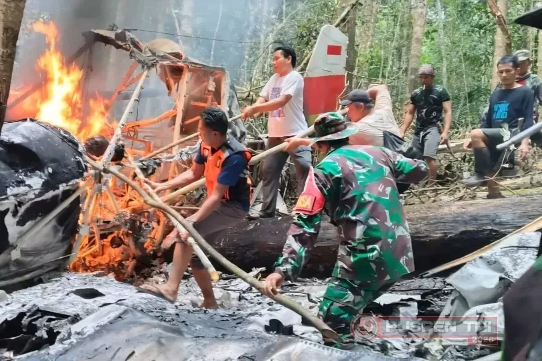 TNI melakukan Evakuasi Kecelakaan Pesawat Pelita Air di Pegunungan Krayan Timur, Kalimantan Utara