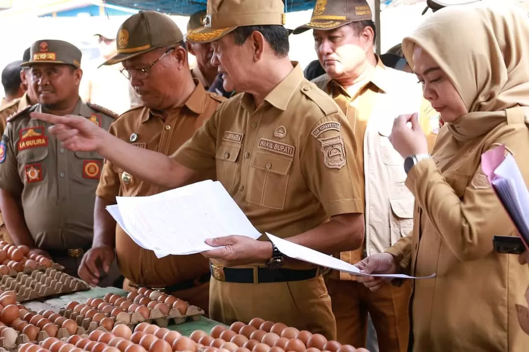 Wakil Bupati Konut H Abuhaera saat memantau harga sembako menjelang Hari Raya Idul Fitri bertempat Pasar Molawe, Senin (2/3).