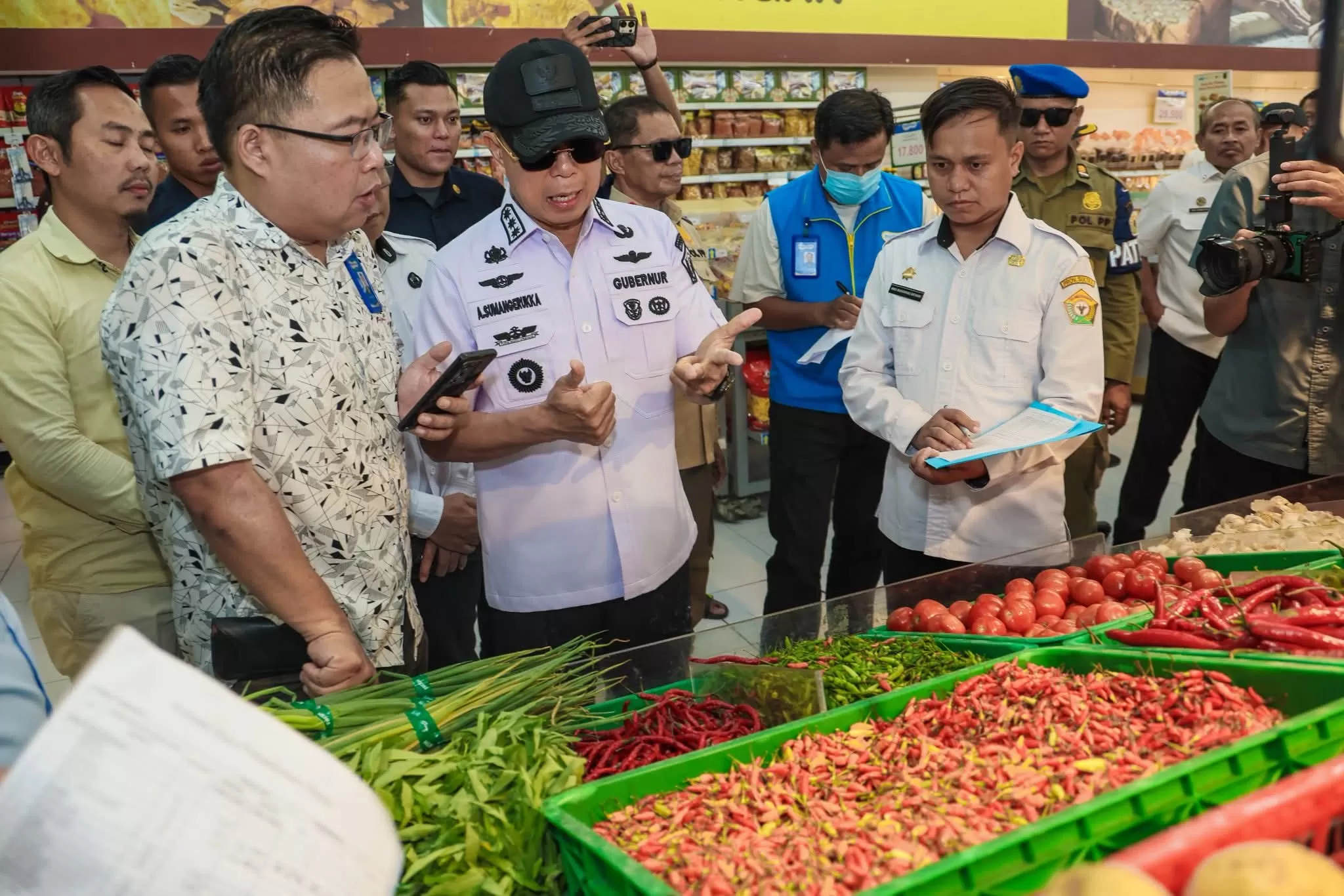 Gubernur Sultra bersama Forkopimda melakukan sidak harga pangan di pasar tradisional. 