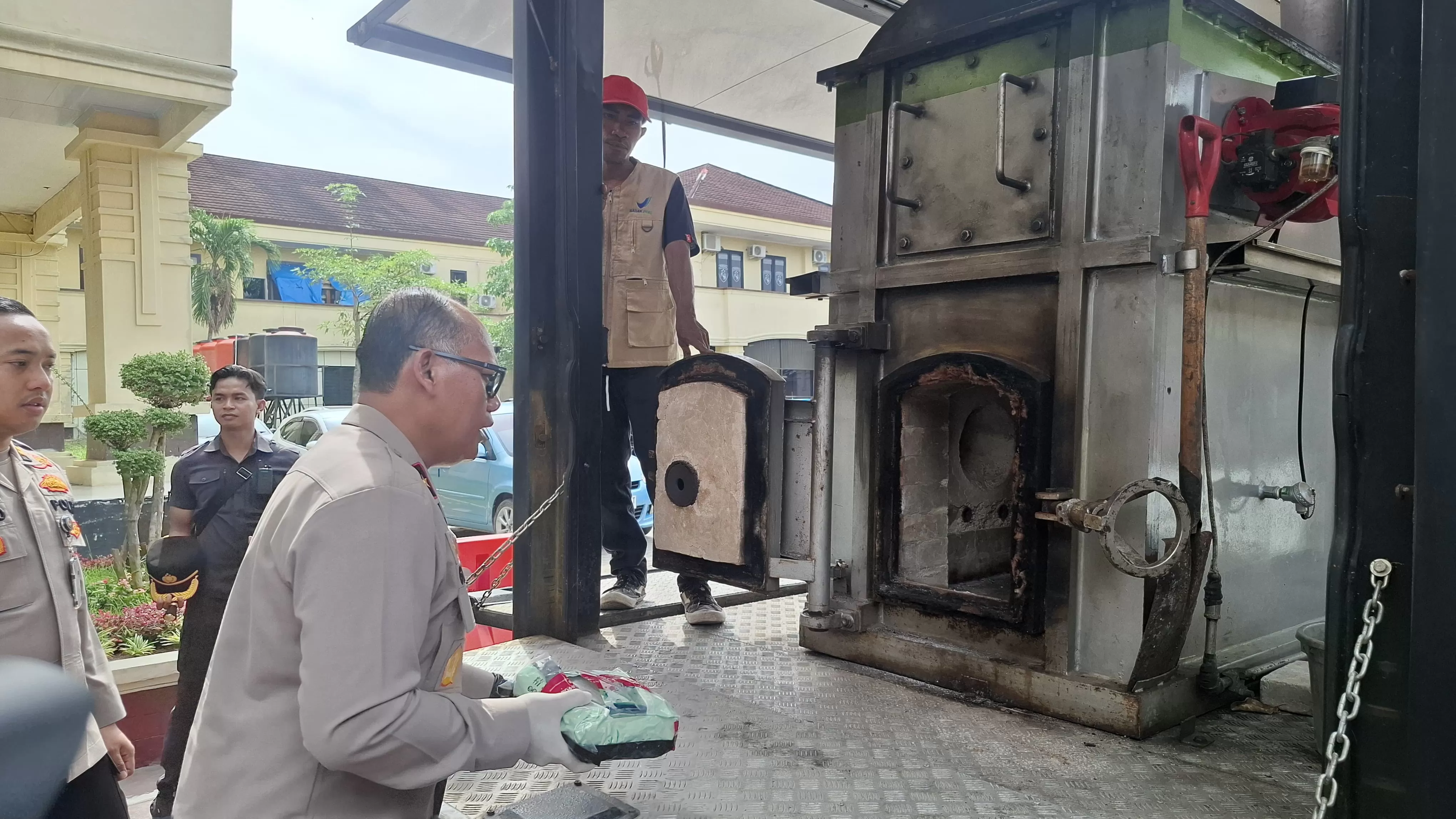 Wakapolda Sultra Brigjen Gidion Arief Setyawan dalam pemusnahan barang bukti sitaan di Mapolda Sultra