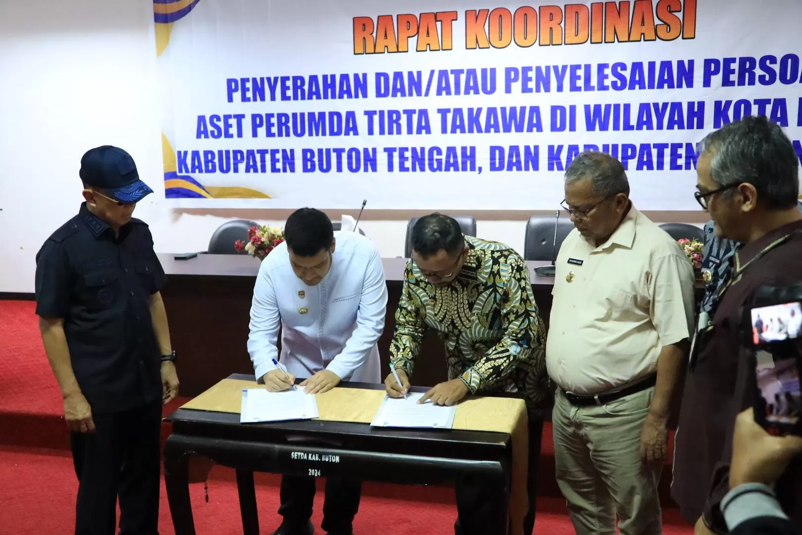 Bupati Buton menendatangani penyerahan aset PDAM Buton ke pemda lainnya