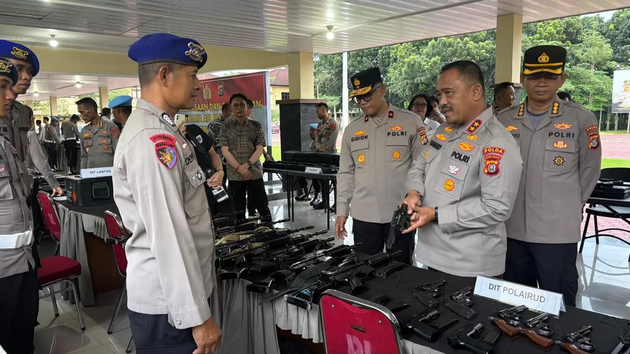 Kapolda Sultra saat melakukan pemeriksaan senjata api