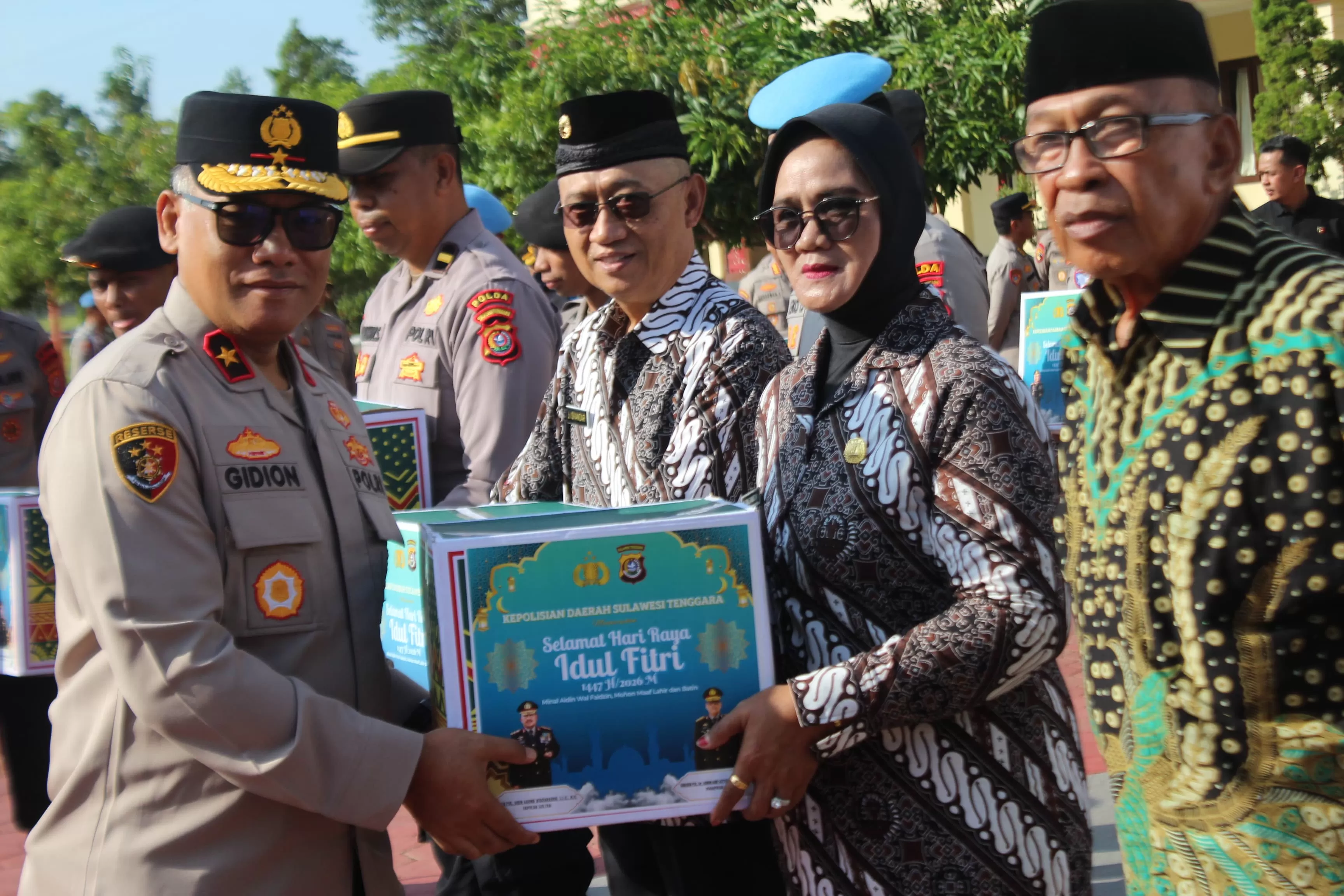Kapolda Sultra saat menyerahkan paket lebaran